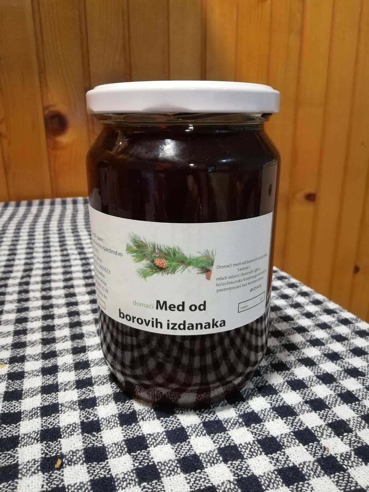 Med od borovih iglica