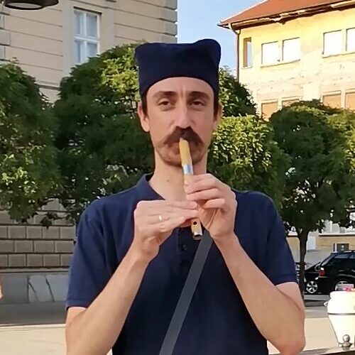 Сергије свира фрулицу на улици